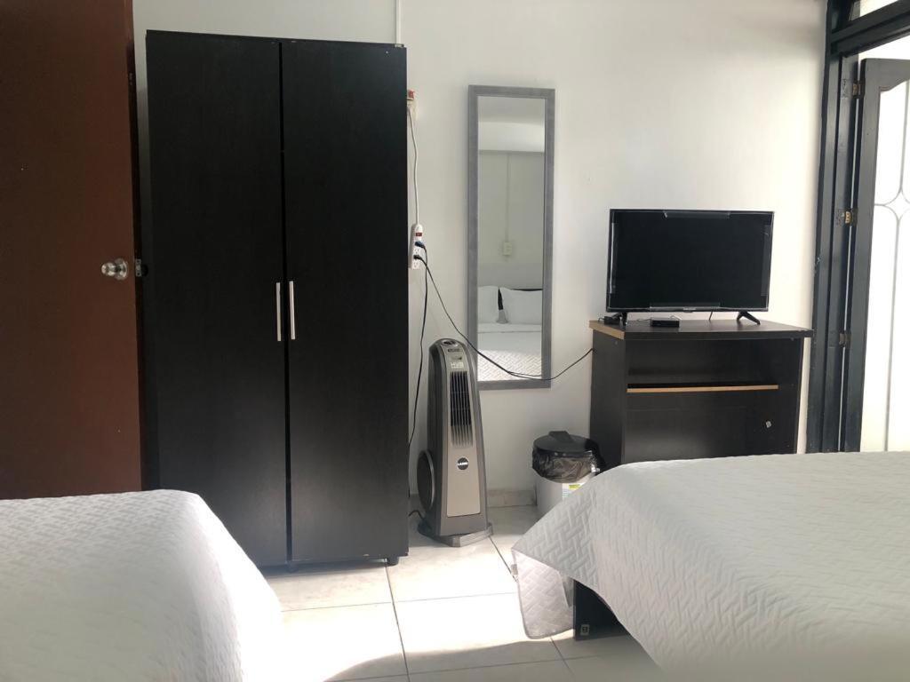 New Memphis Hostal Medellin Bagian luar foto