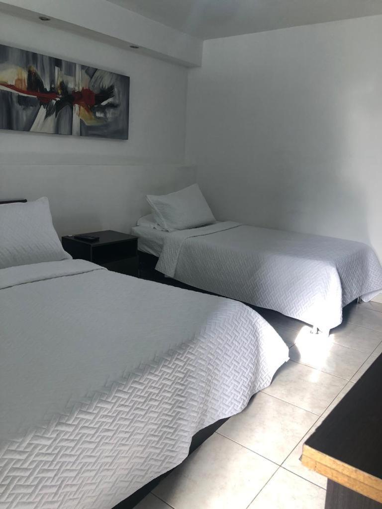 New Memphis Hostal Medellin Bagian luar foto