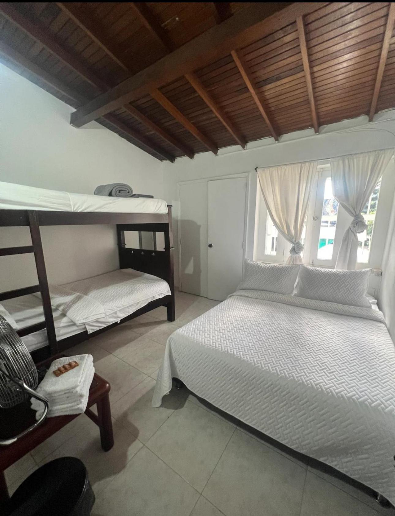 New Memphis Hostal Medellin Bagian luar foto