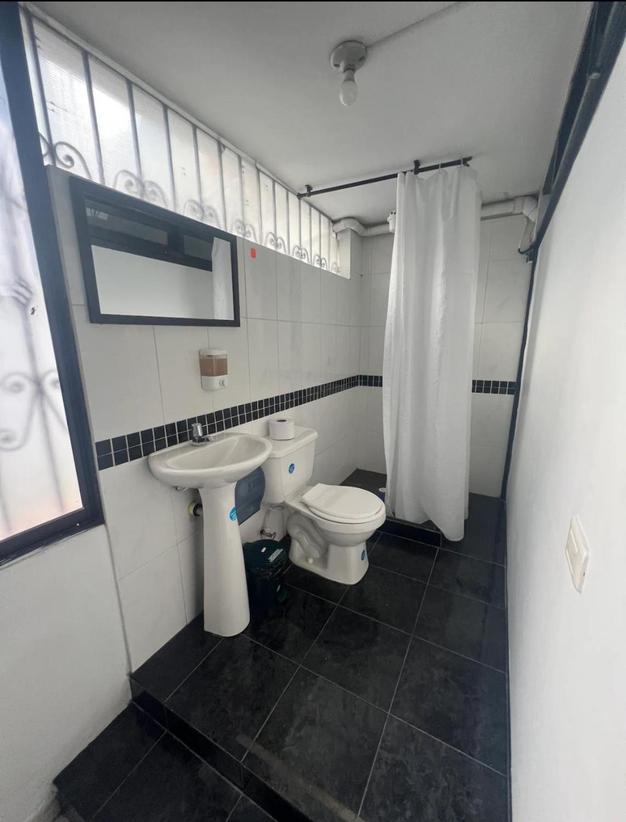 New Memphis Hostal Medellin Bagian luar foto
